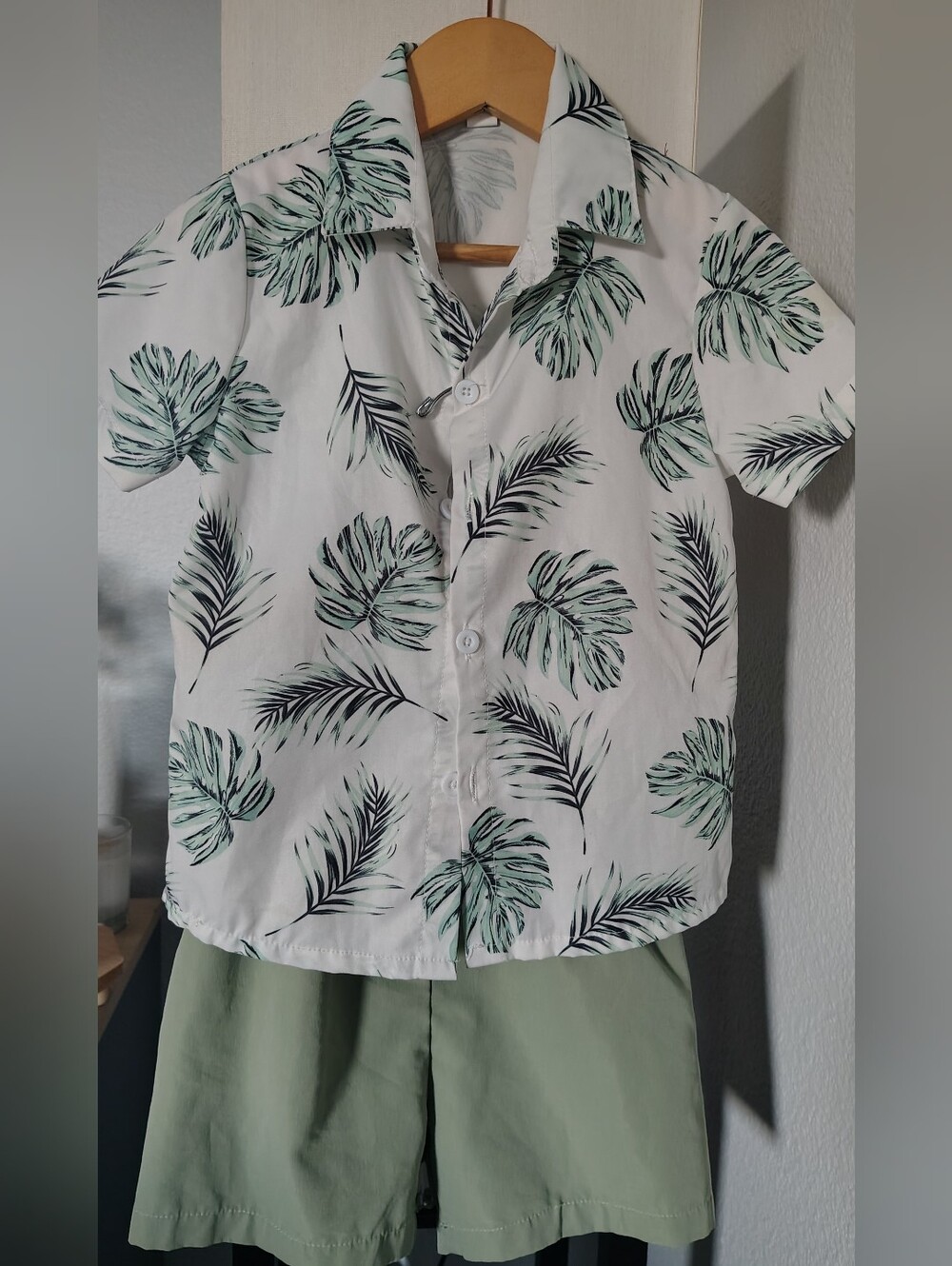 Short-sleeved shirt for boys with tropical print - White with green leaf print